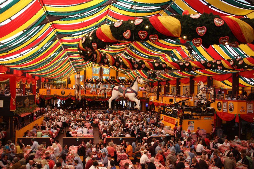 Idées d'Évènement pour l'Oktoberfest : À quoi cela ressemble de l'intérieur.