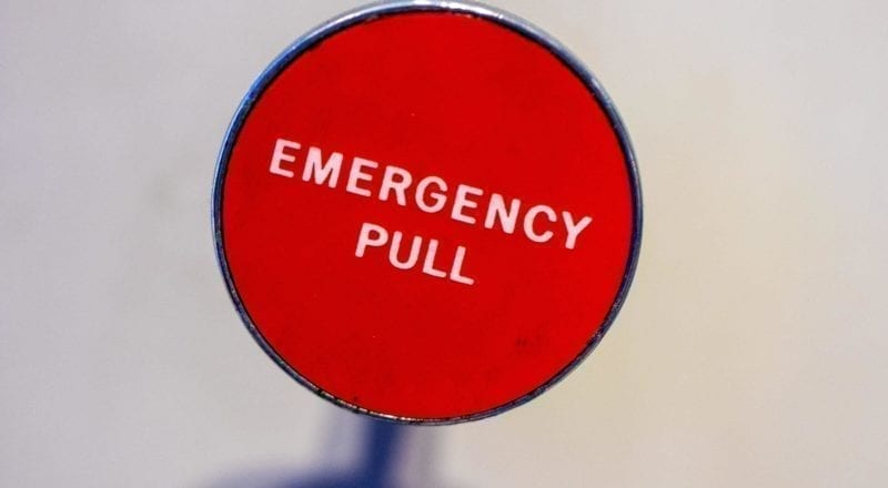 Un bouton d'urgence tel que celui-ci peut réellement sauver des vies.