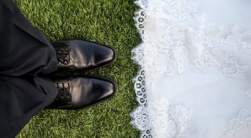 couple marié debout sur l'herbe